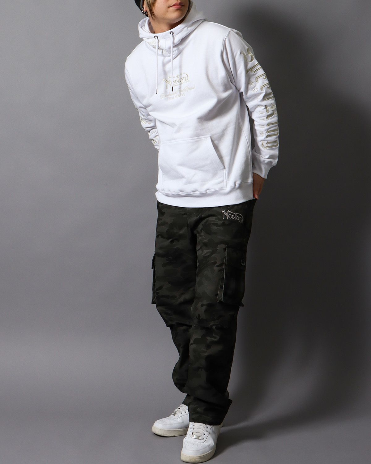 ホワイト：178cm/75kg(Lサイズ着用)