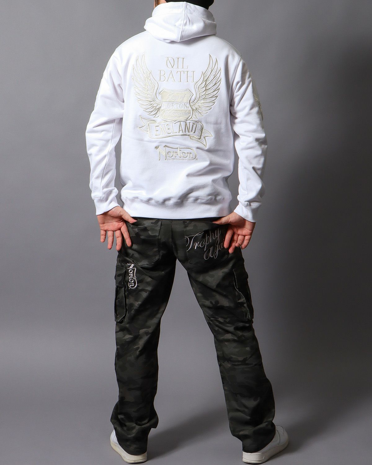 ホワイト：178cm/75kg(Lサイズ着用)