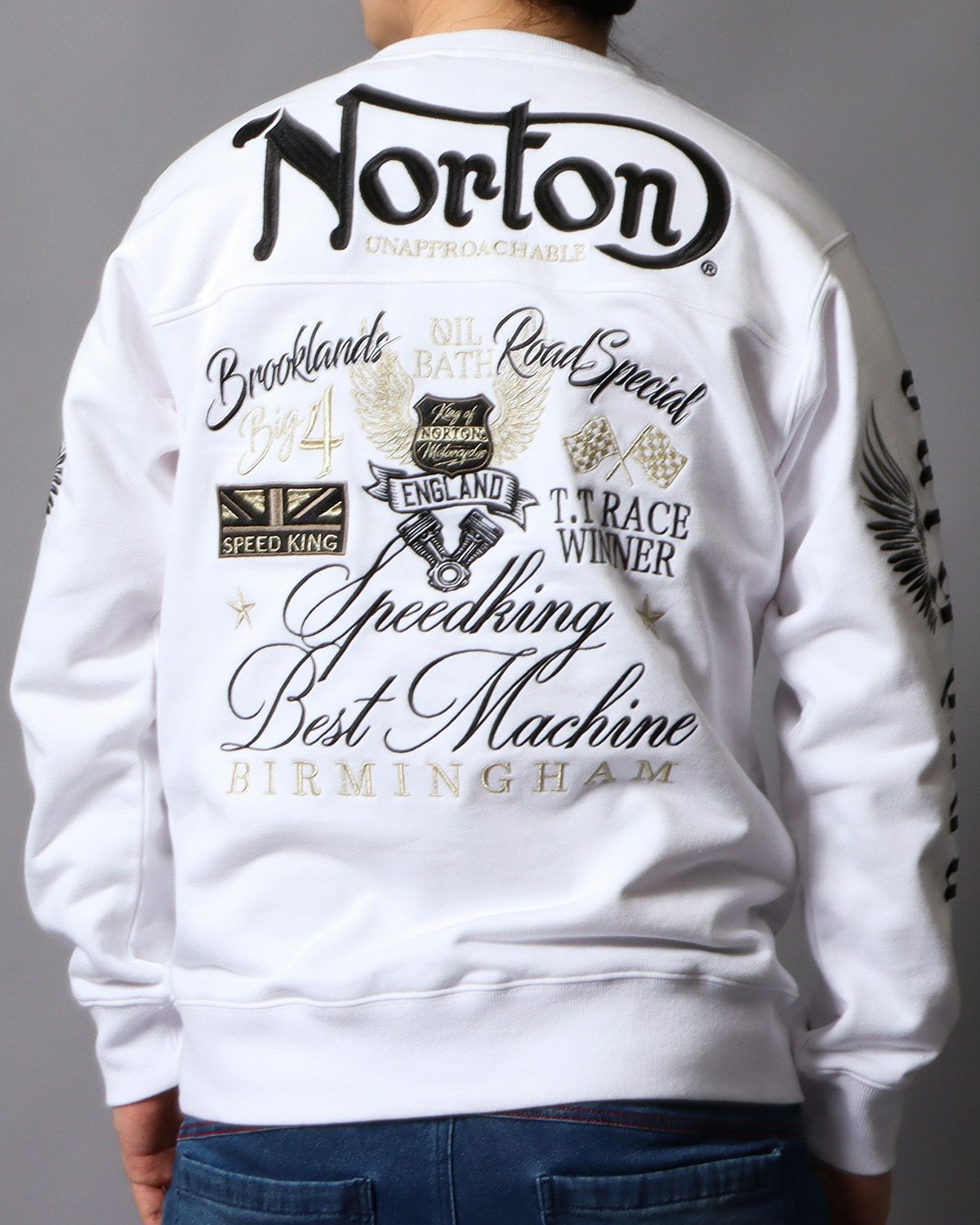 ホワイト：178cm/75kg(Lサイズ着用)