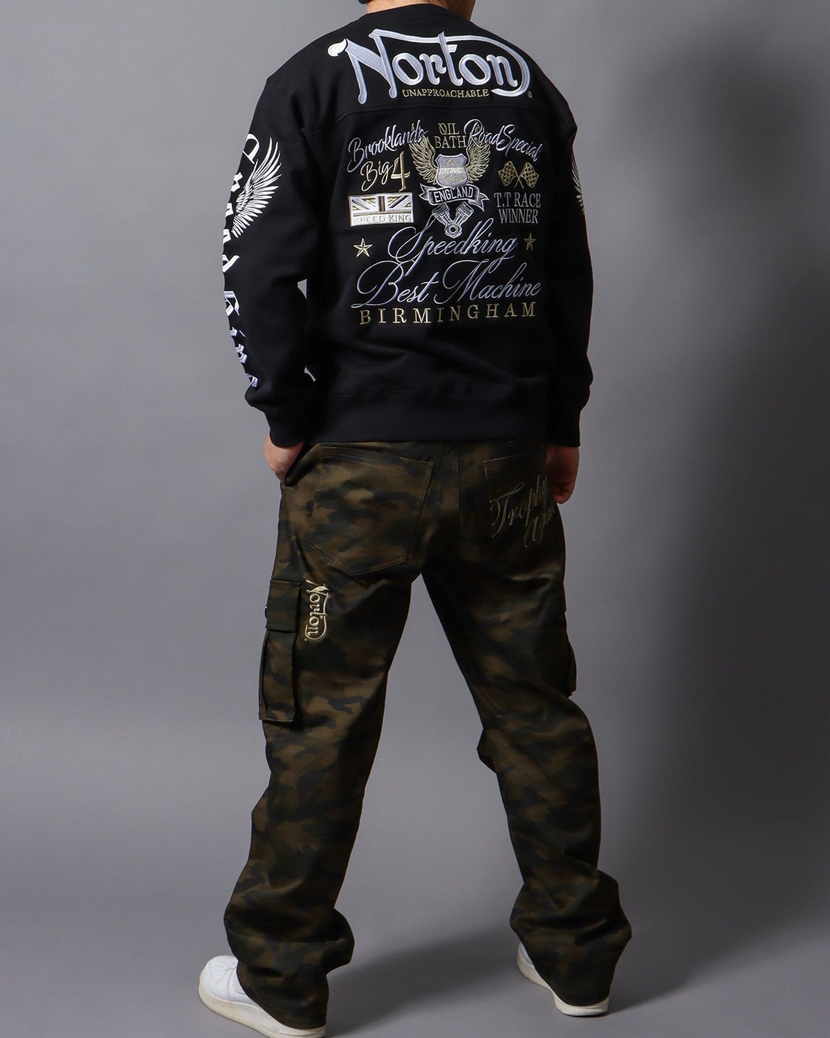 ブラック：178cm/75kg(Lサイズ着用)