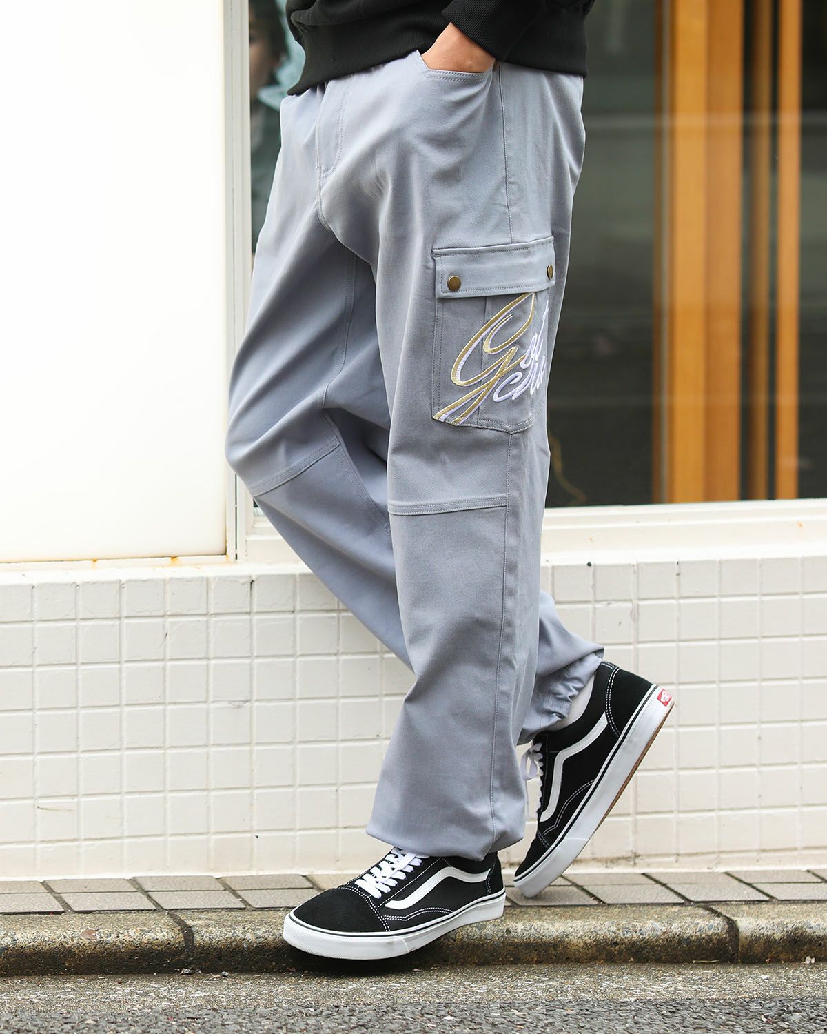 グレー：180cm/70kg裾絞りVer.(Lサイズ着用)