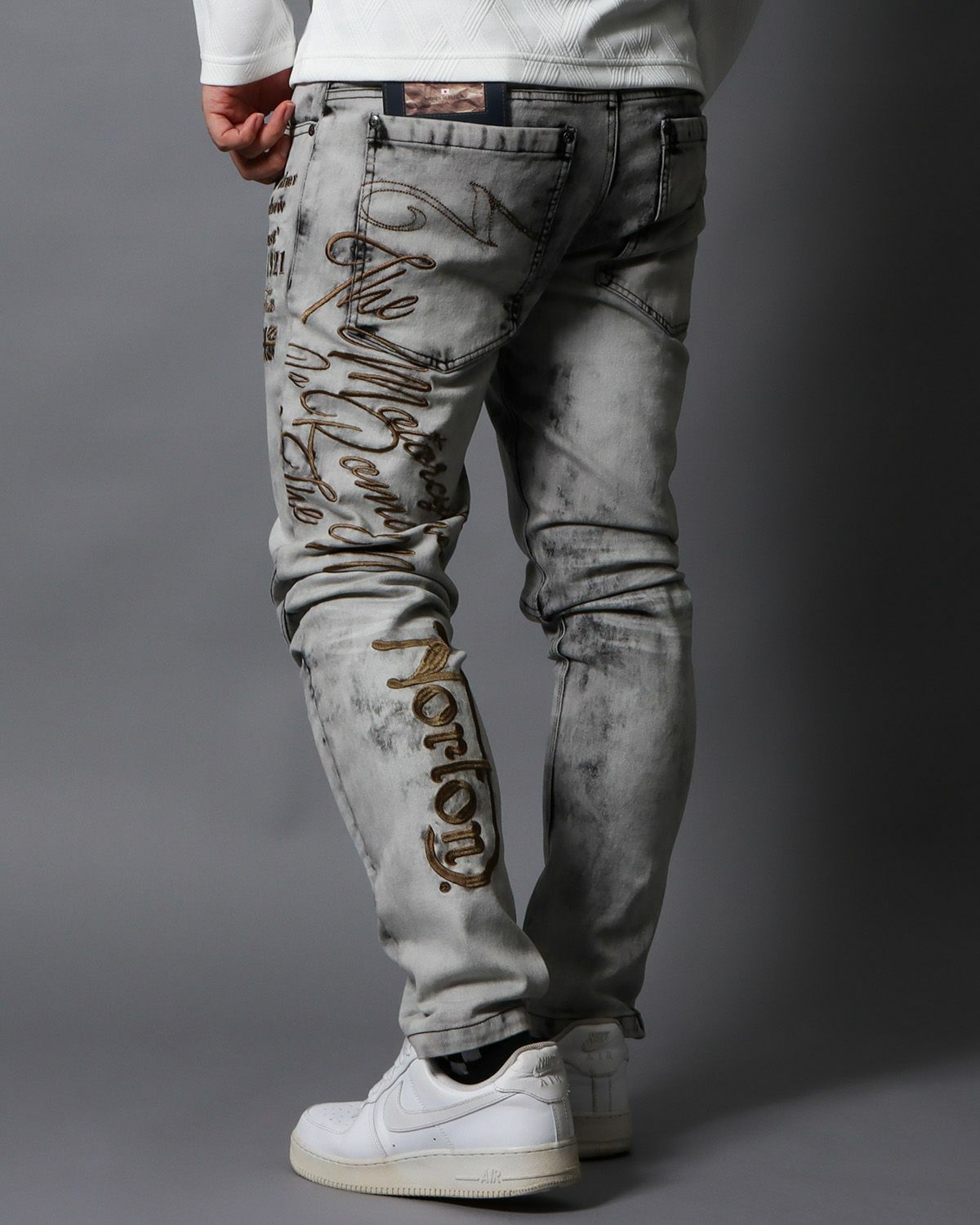 ブラック:178cm/75kg(Mサイズ着用)