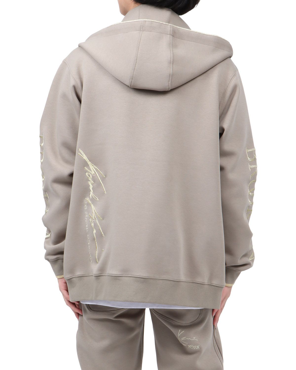 ベージュ：173cm63kg(Lサイズ着用)