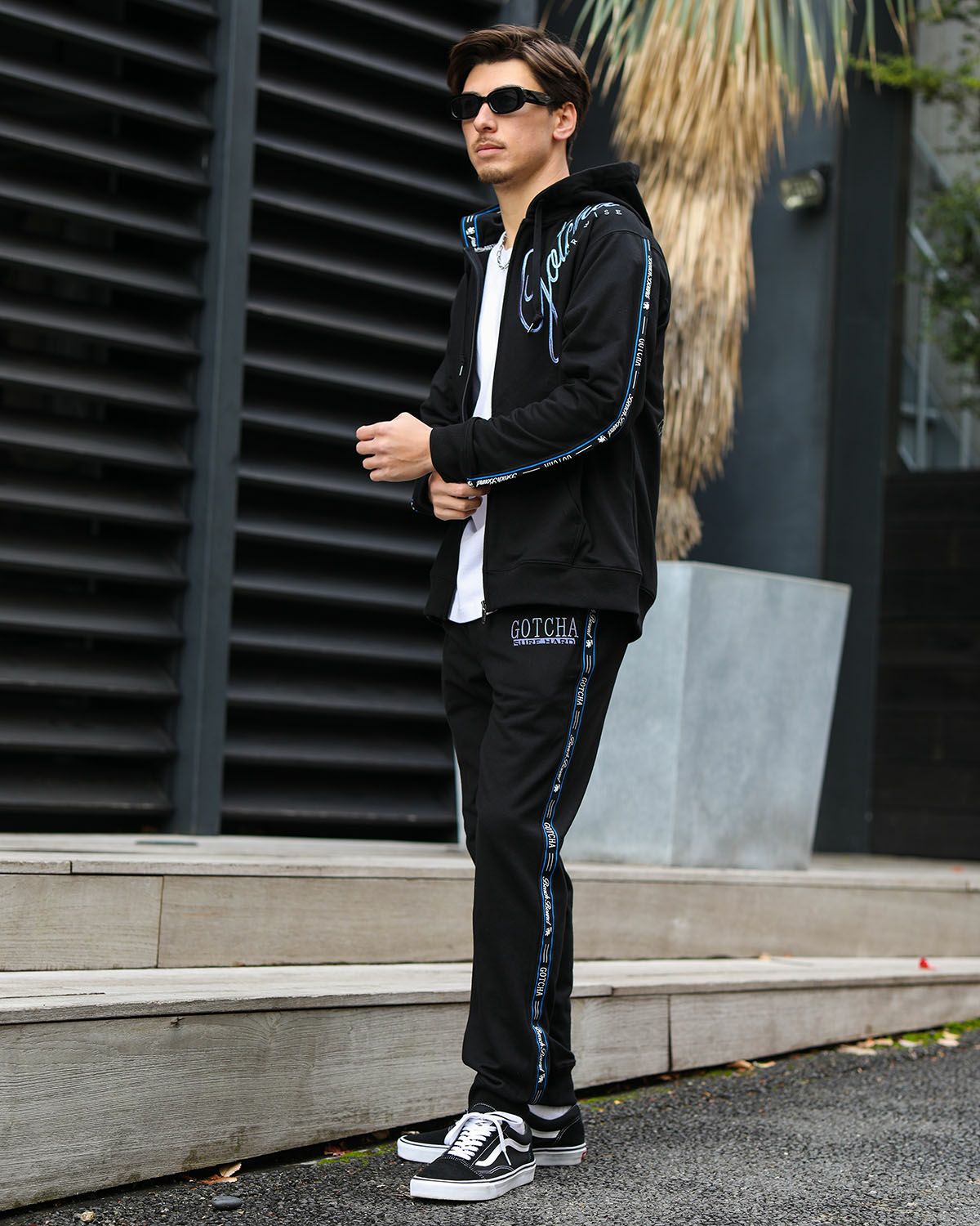 ブラック：180cm/70kg(Lサイズ着用)