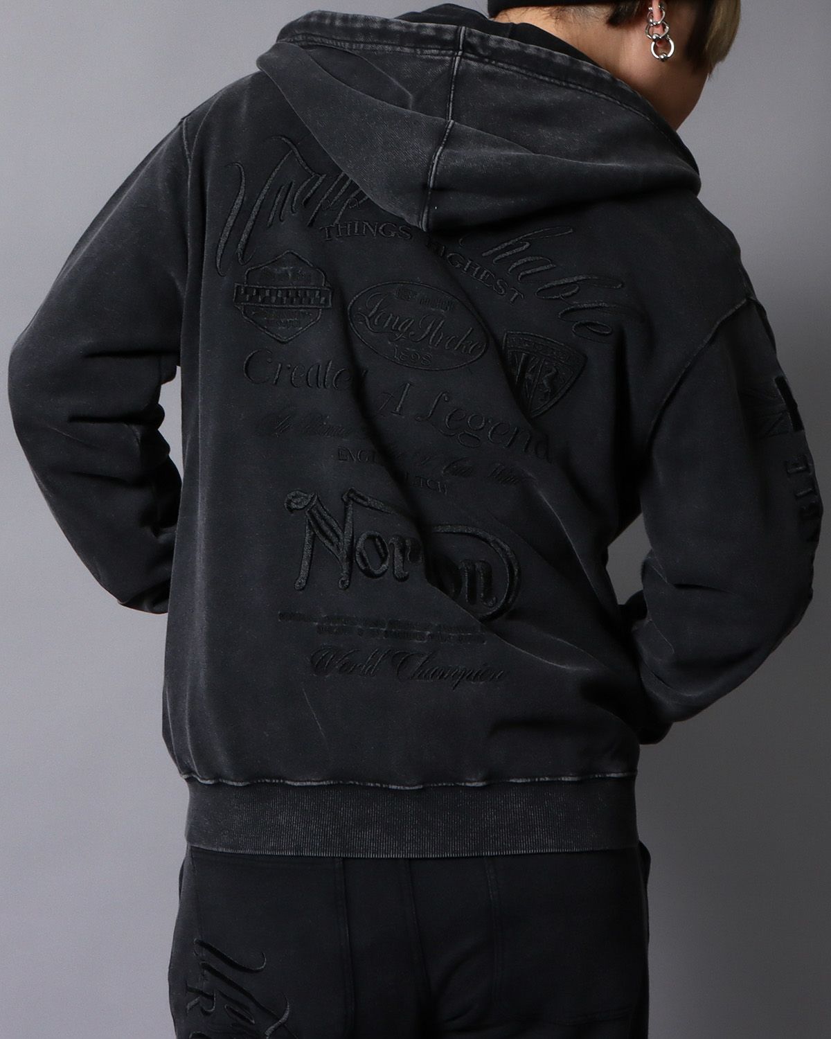 ブラック：178cm/75kg(Lサイズ着用)