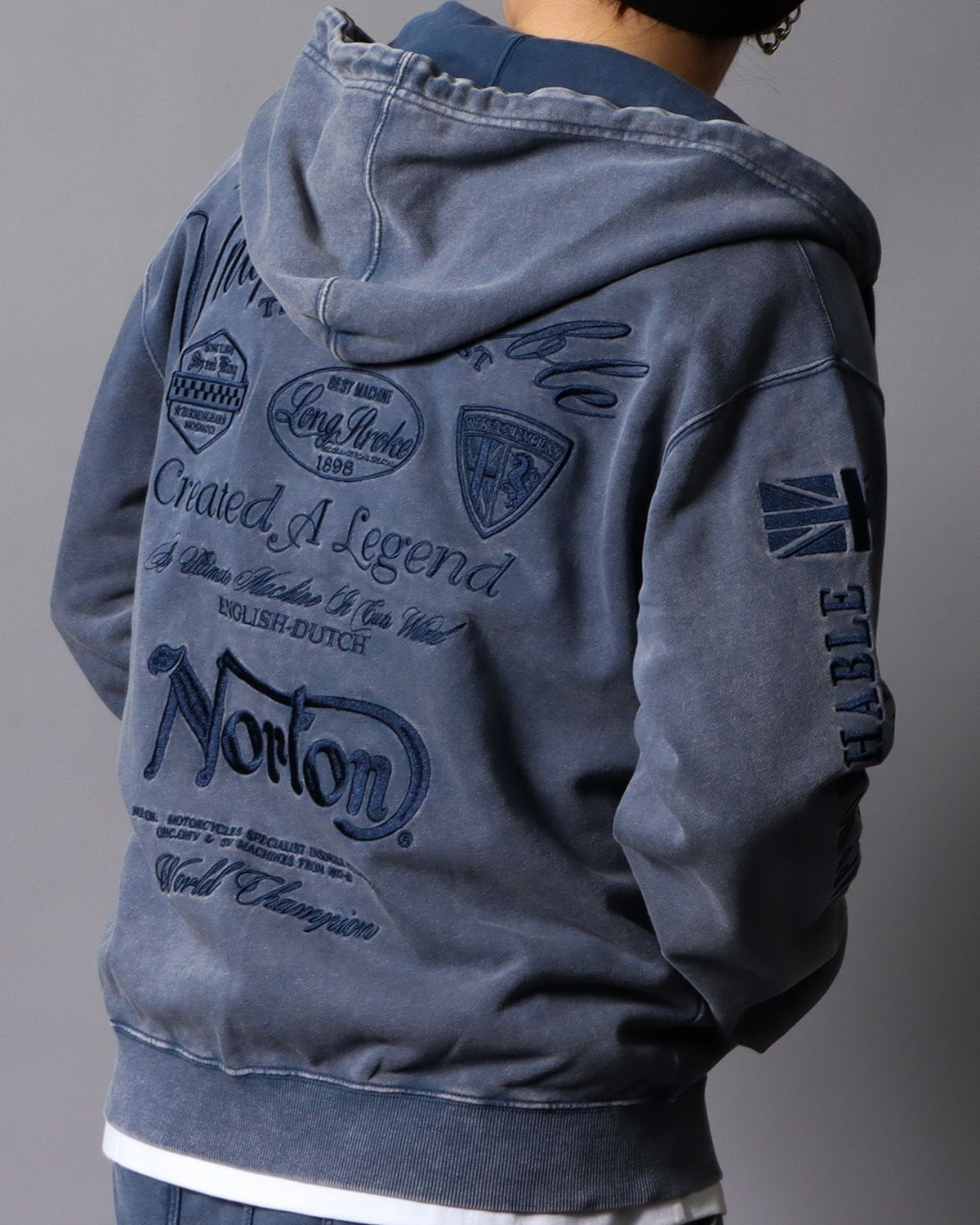 ブルー：178cm/75kg(Lサイズ着用)