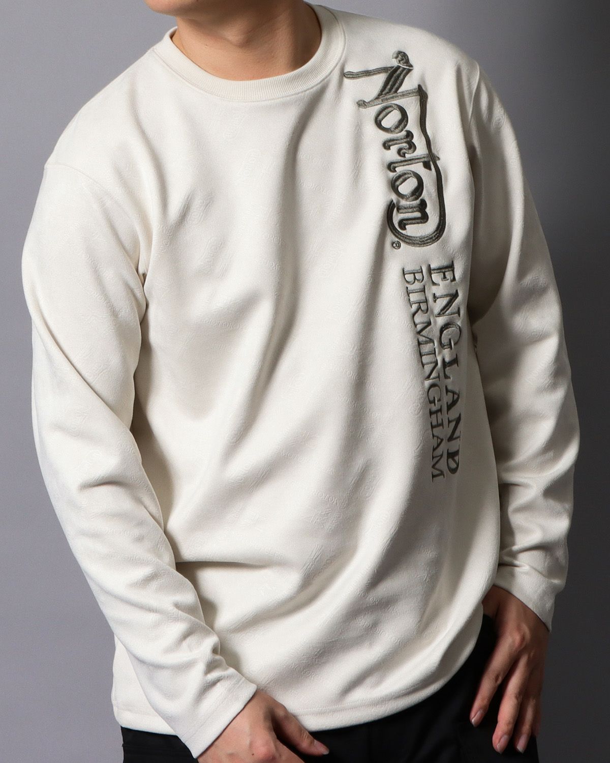 オフホワイト：178cm/75kg(Lサイズ着用)