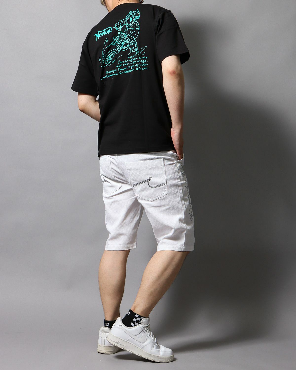 ホワイト：178cm/75kg(Lサイズ着用)