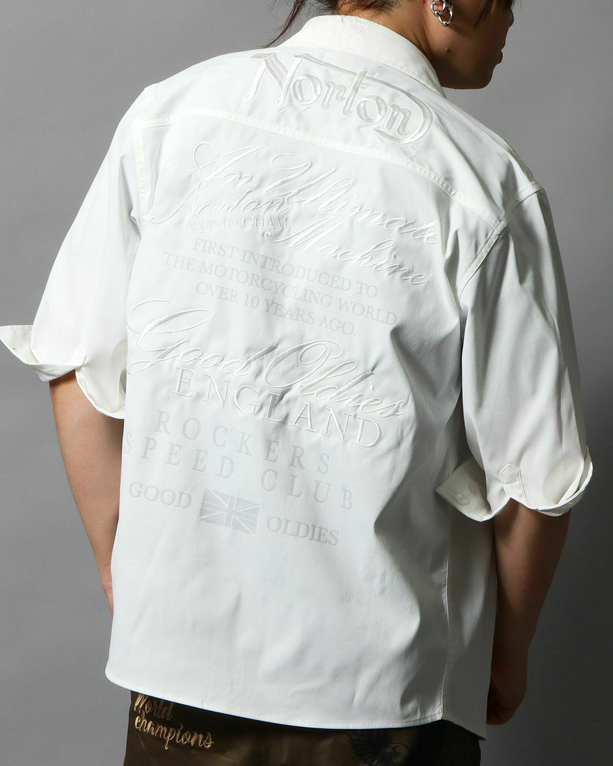 ホワイト：178cm/75kg(Lサイズ着用)