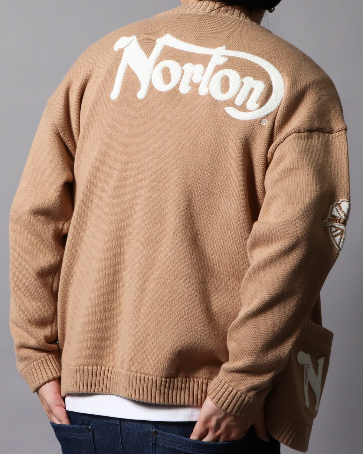 ベージュ：178cm/75kg(Lサイズ着用)