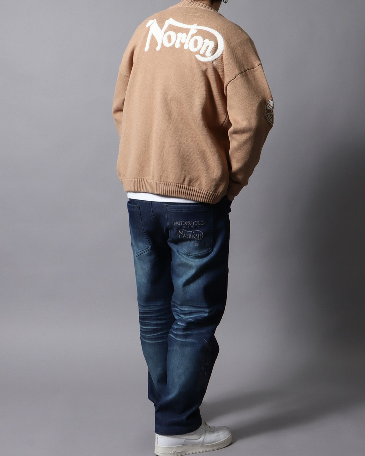 ベージュ：178cm/75kg(Lサイズ着用)