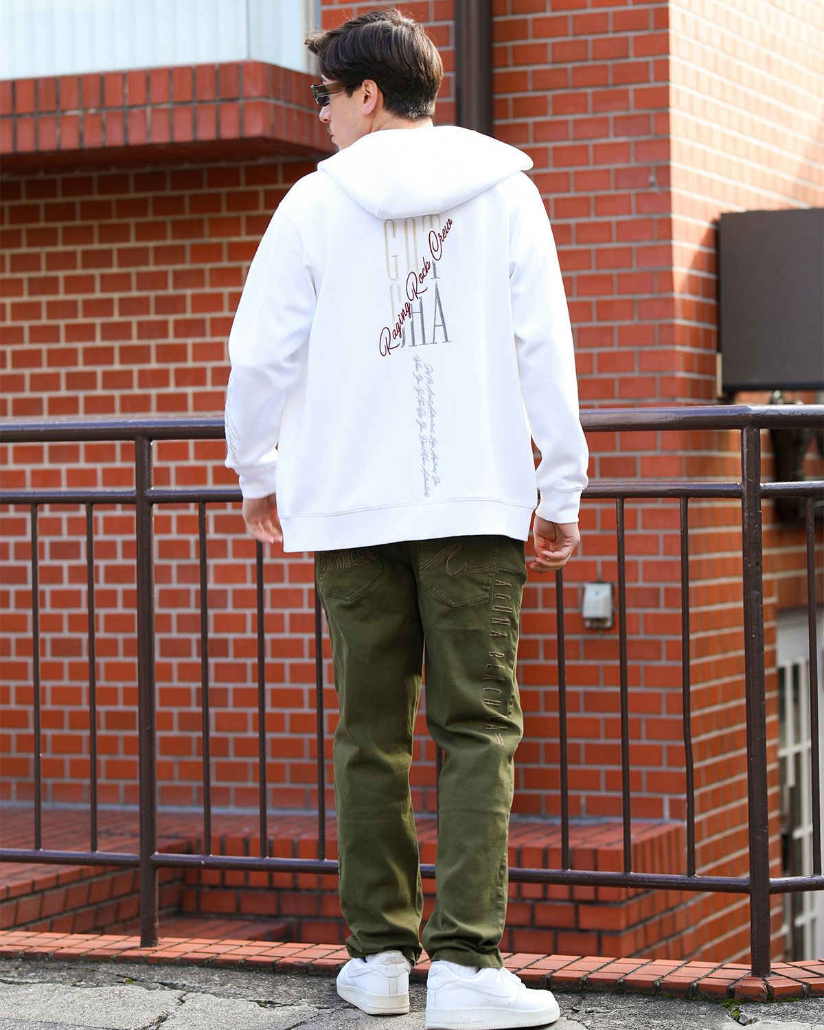 ホワイト：180cm/70kg(Lサイズ着用)