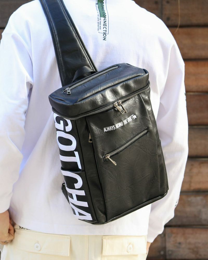 PU スクエア ボディーバッグ